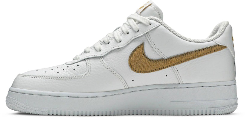 Nike Air Force 1 Low 'Club Gold Swoosh' Zapatillas Oro. CW7567-101 Lookbook Nike Air Force 1 Low 'Club Gold Swoosh' Zapatillas Oro. CW7567-101