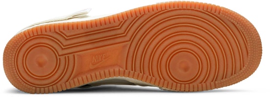 Nike Air Force 1 低筒型 板鞋 男女皆宜 米白色 Shop Nike Air Force 1 低筒型 板鞋 男女皆宜 米白色