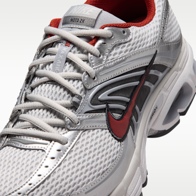 Sizing Nike Air Max Moto 2K Photon Dust/Gris Loup/Blanc Sommet/Rouge Dune IO9279-011