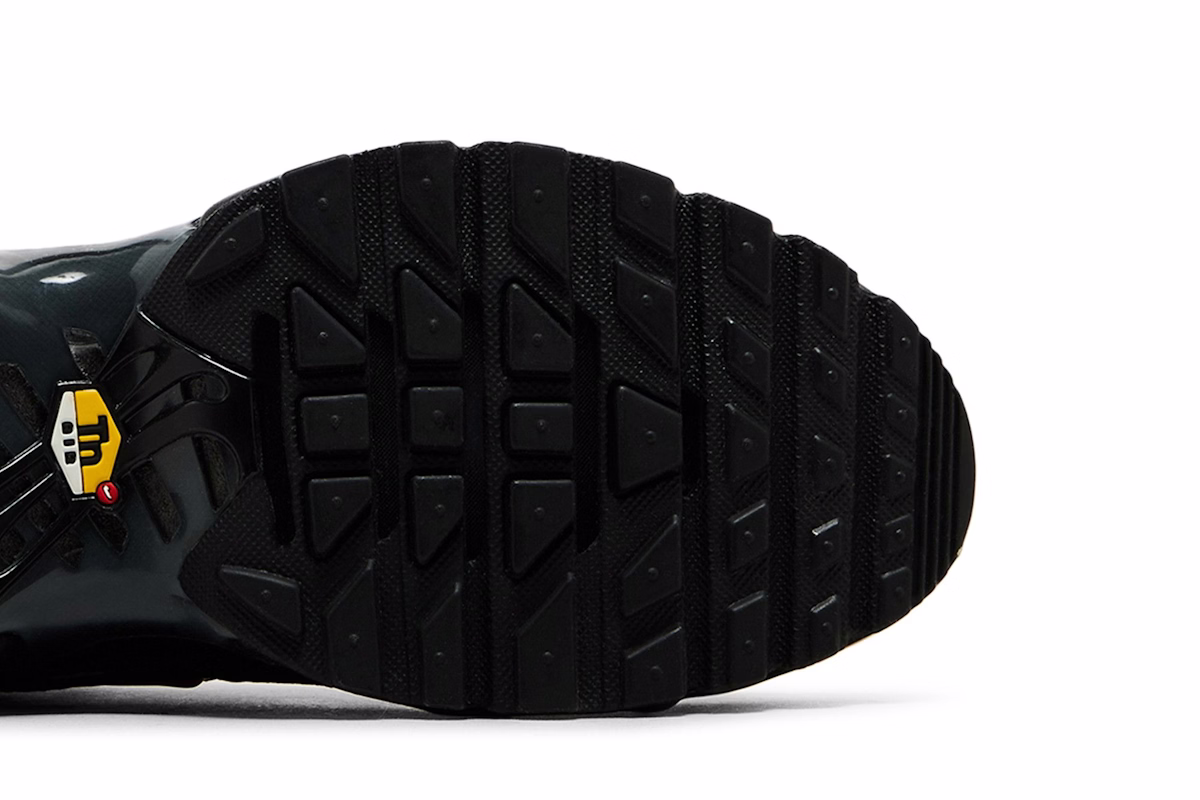 Nike Air Max Plus Black Gradient Red