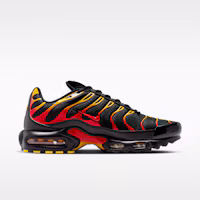 Shop Nike Air Max Plus 黑色/大學金/大學紅 DM0032-030