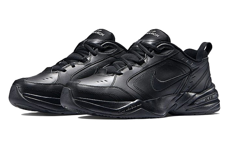 Shop Nike Air Monarch 4 輕便運動鞋 純黑 寬版