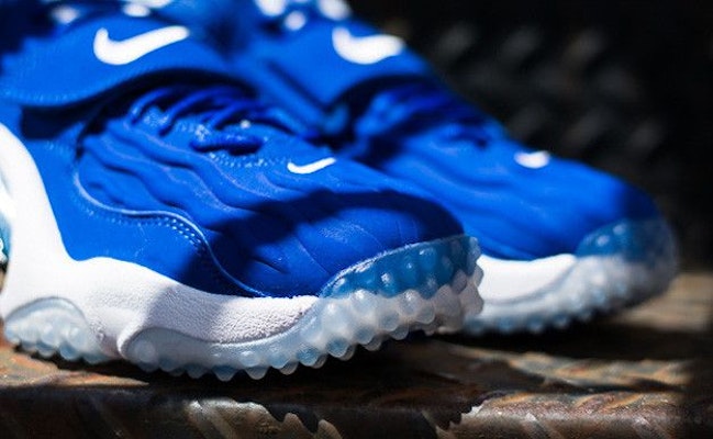 耐克Air Zoom Turf Jet 97 '强力蓝' 554989-401 Lookbook 耐克Air Zoom Turf Jet 97 '强力蓝' 554989-401