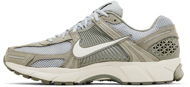 ナイキ エア ズーム ボメロ 5 "ダークスタッコ" HF1553-002 Lookbook ナイキ エア ズーム ボメロ 5 "ダークスタッコ" HF1553-002