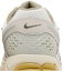 Sizing Nike Air Zoom Vomero 5 'Light Bone Medium Olive' dalam Warna Tulang & Zaitun. FV0397-001