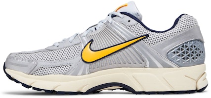 ナイキ エア ズーム ボメロ 5 "プラチナ/レーザーオレンジ" FJ4151-001 Lookbook ナイキ エア ズーム ボメロ 5 "プラチナ/レーザーオレンジ" FJ4151-001