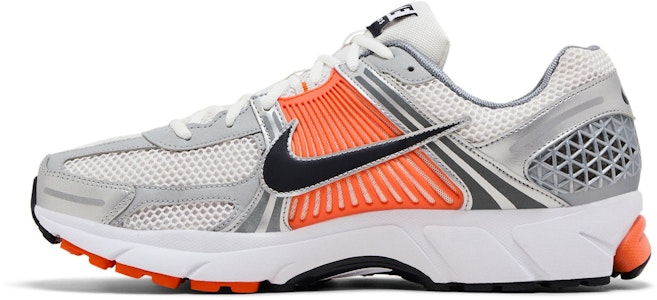 ナイキ エア ズーム ボメロ 5 "プラチナ/オレンジ" FJ4151-002 Lookbook ナイキ エア ズーム ボメロ 5 "プラチナ/オレンジ" FJ4151-002