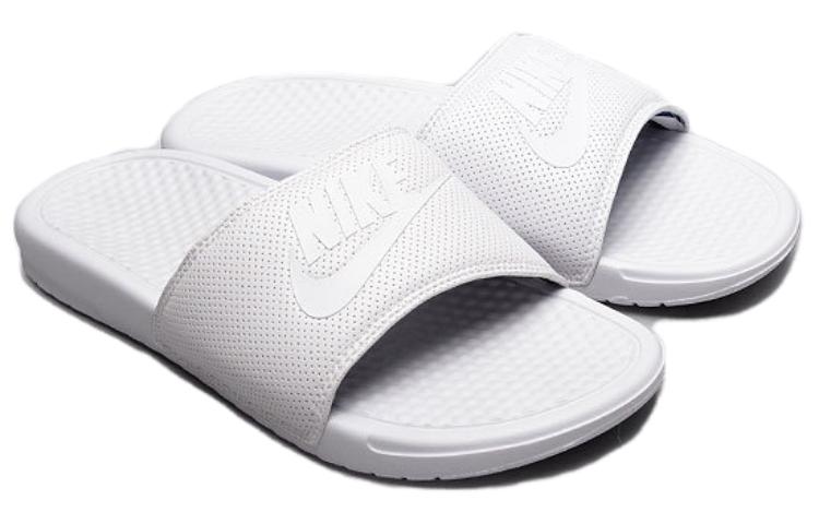 Shop Nike Benassi 運動拖鞋 白色