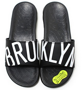 나이키 베나시 솔라소프트 NBA 슬라이드 '브루클린 블랙' 917551-002 Lookbook 나이키 베나시 솔라소프트 NBA 슬라이드 '브루클린 블랙' 917551-002