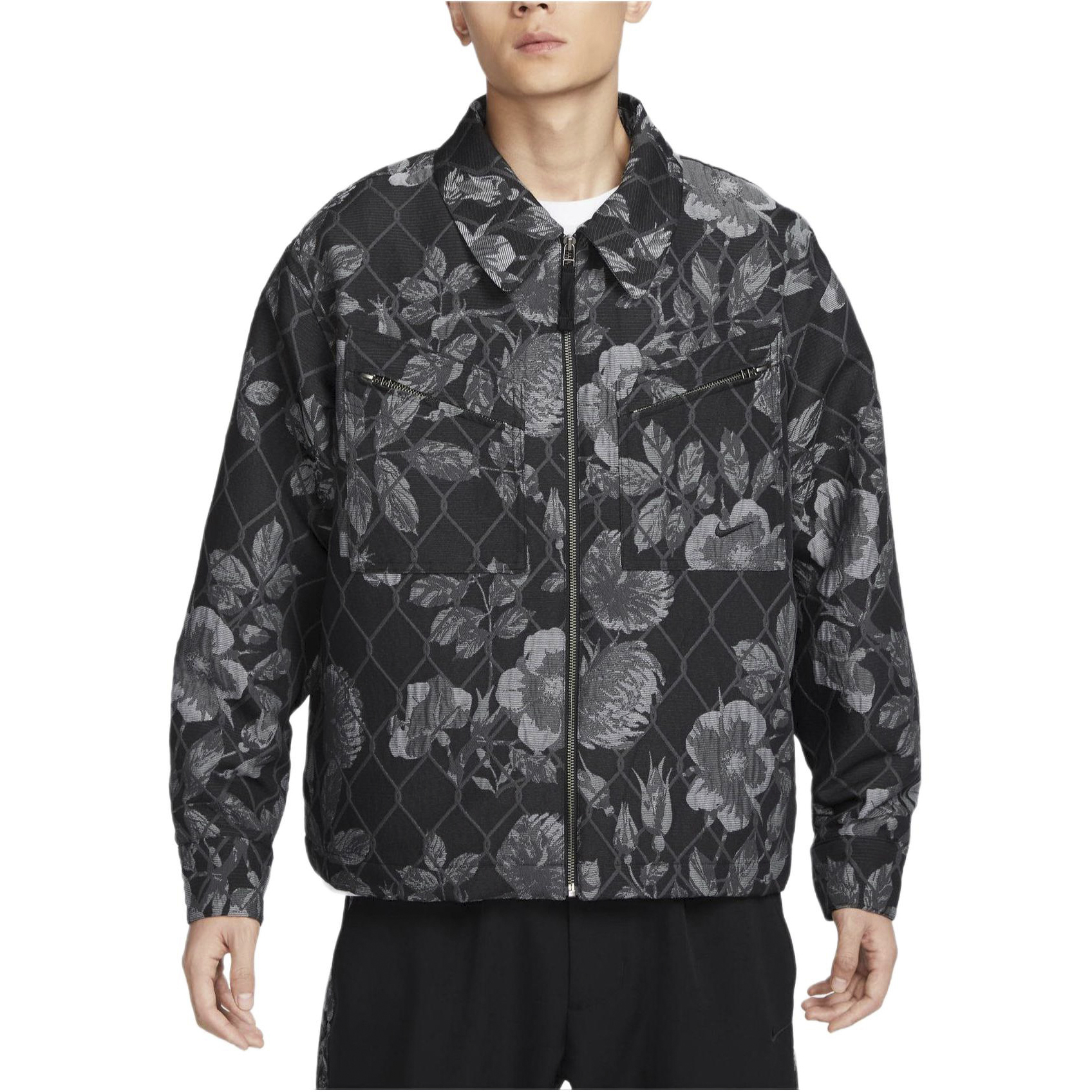 Shop Nike 黑色印花防水多口袋休閒夾克 FN2673-010