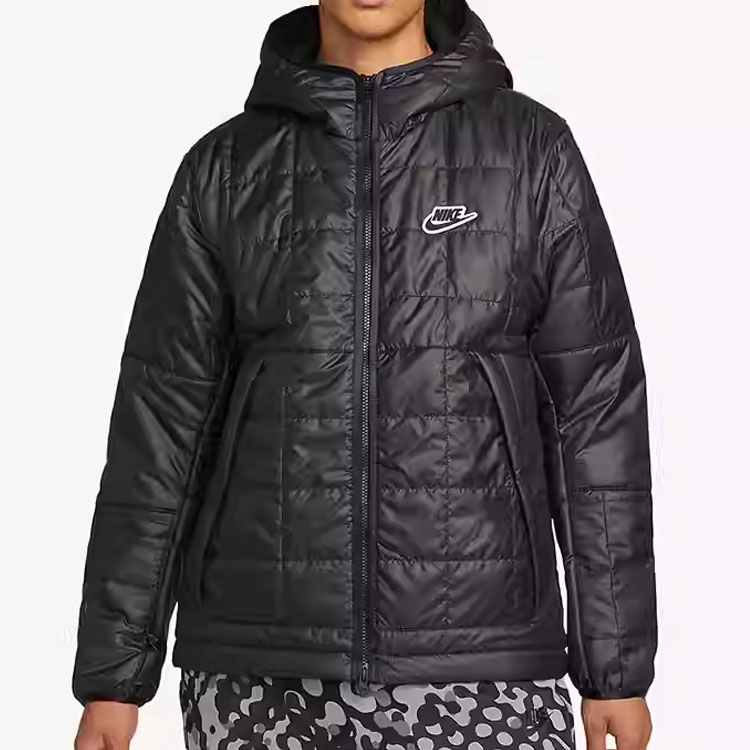 Shop Chaqueta Nike Negra con Forro Polar, Relleno Sintético y Logo en el Gorro. DJ0434-010