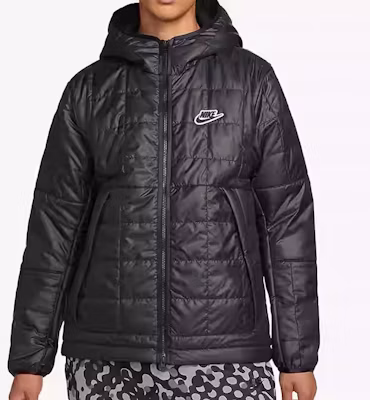 Chaqueta Nike Negra con Forro Polar, Relleno Sintético y Logo en el Gorro. DJ0434-010 Shop Chaqueta Nike Negra con Forro Polar, Relleno Sintético y Logo en el Gorro. DJ0434-010
