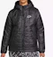 Shop Chaqueta Nike Negra con Forro Polar, Relleno Sintético y Logo en el Gorro. DJ0434-010