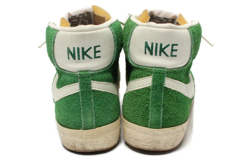 Shop Nike SB Blazer 絨面革“松綠色” 輕便高筒滑板鞋 白綠