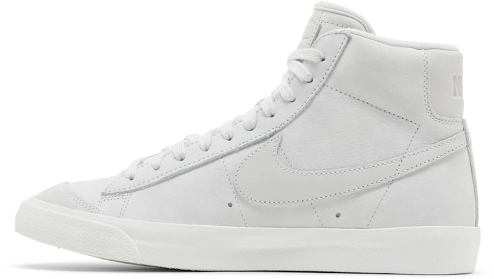 (女性)Nike Blazer Mid ’77 LX 'Photon Dust' DQ7572-001 Lookbook (女性)Nike Blazer Mid ’77 LX 'Photon Dust' DQ7572-001