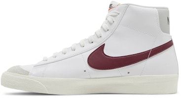 ナイキ ブレーザー MID '77 ヴィンテージ 白/ダークビートルート BQ6806-120 Lookbook ナイキ ブレーザー MID '77 ヴィンテージ 白/ダークビートルート BQ6806-120