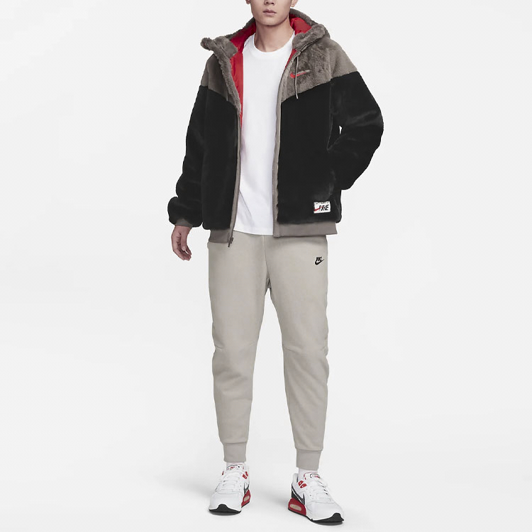 Shop 耐克兔年CNY黑色风行者连帽运动外套 FD9895-010