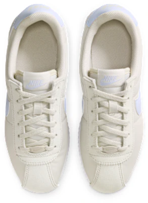 (JR) 耐克Cortez织物浅邦迪/白/白/幽灵配色 IH7654-004 Shop (JR) 耐克Cortez织物浅邦迪/白/白/幽灵配色 IH7654-004