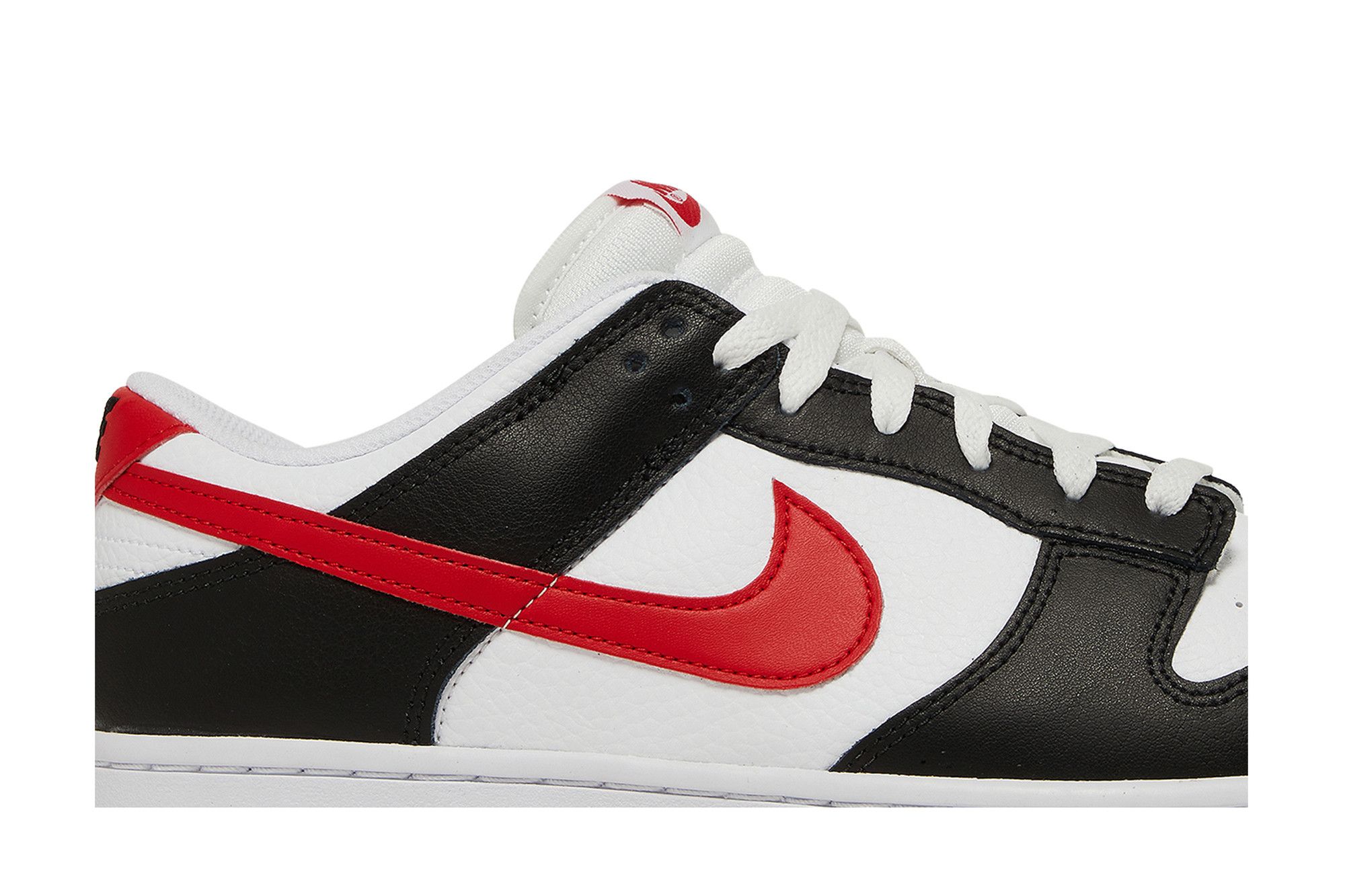 Lookbook Nike Dunk Low 'Panda con Swoosh Rojo' FB3354-001