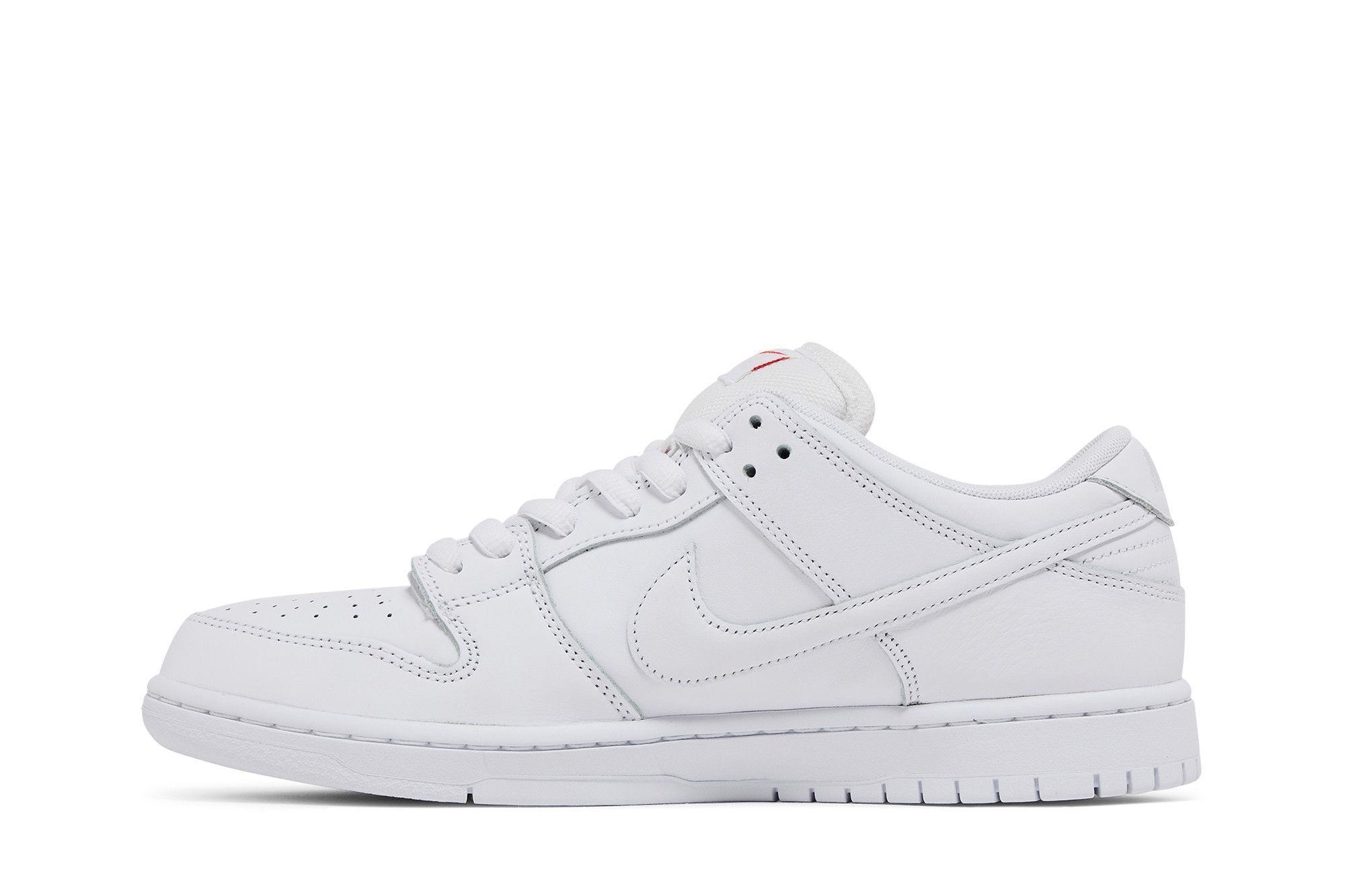 Shop Nike Dunk Low Pro SB 'Triple White' en Blanco Triple FJ1674-100