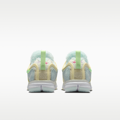 Details for (PS) Nike Dynamo Free Voile/Blanc/Bleu Glacier/Argent Métallique IM6694-101