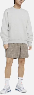 Nike Embroidered Logo Crewneck Sweatshirt Gray Long Sleeve CV0554-050 Lookbook Nike Embroidered Logo Crewneck Sweatshirt Gray Long Sleeve CV0554-050