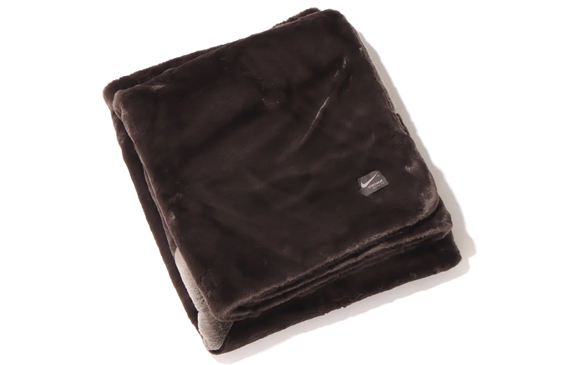 Shop Manta Chal de Terciopelo Pelo Sintético Nike Marrón Unisex Cálida y a Prueba de Viento. DO3793-220