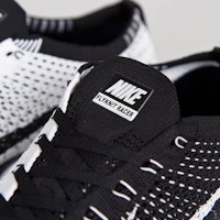 나이키 플라이니트 레이서 '블랙 화이트' 526628-002 Lookbook 나이키 플라이니트 레이서 '블랙 화이트' 526628-002