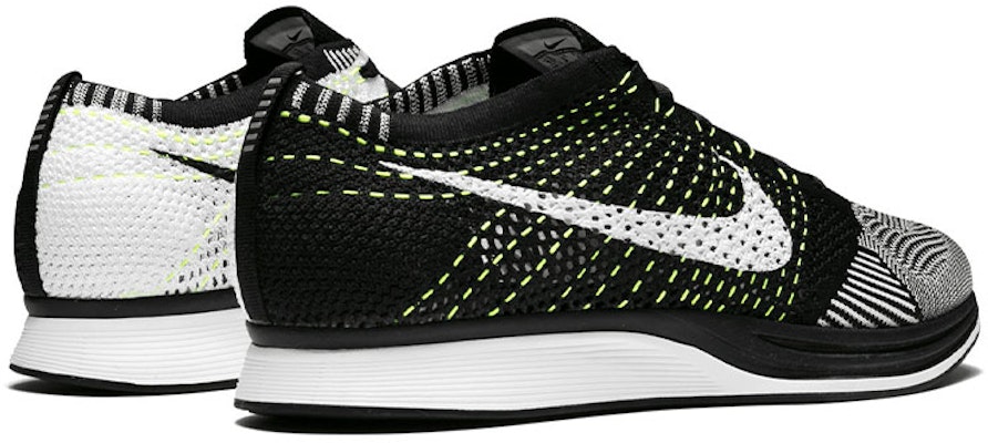 나이키 플라이니트 레이서 '블랙 화이트 볼트' 526628-011 Lookbook 나이키 플라이니트 레이서 '블랙 화이트 볼트' 526628-011