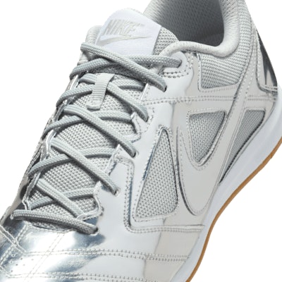 나이키 가토 LV8 메탈릭 실버/화이트/블랙 라이트 브라운/메탈릭 실버 IB3566-001 Sizing 나이키 가토 LV8 메탈릭 실버/화이트/블랙 라이트 브라운/메탈릭 실버 IB3566-001