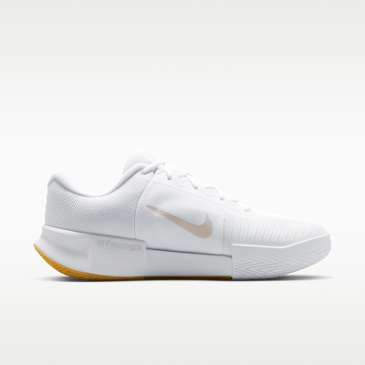 Lookbook Nike GP Challenge Pro Wit/Summit Wit/Linnen/Licht Orewood Bruin IF7052-102