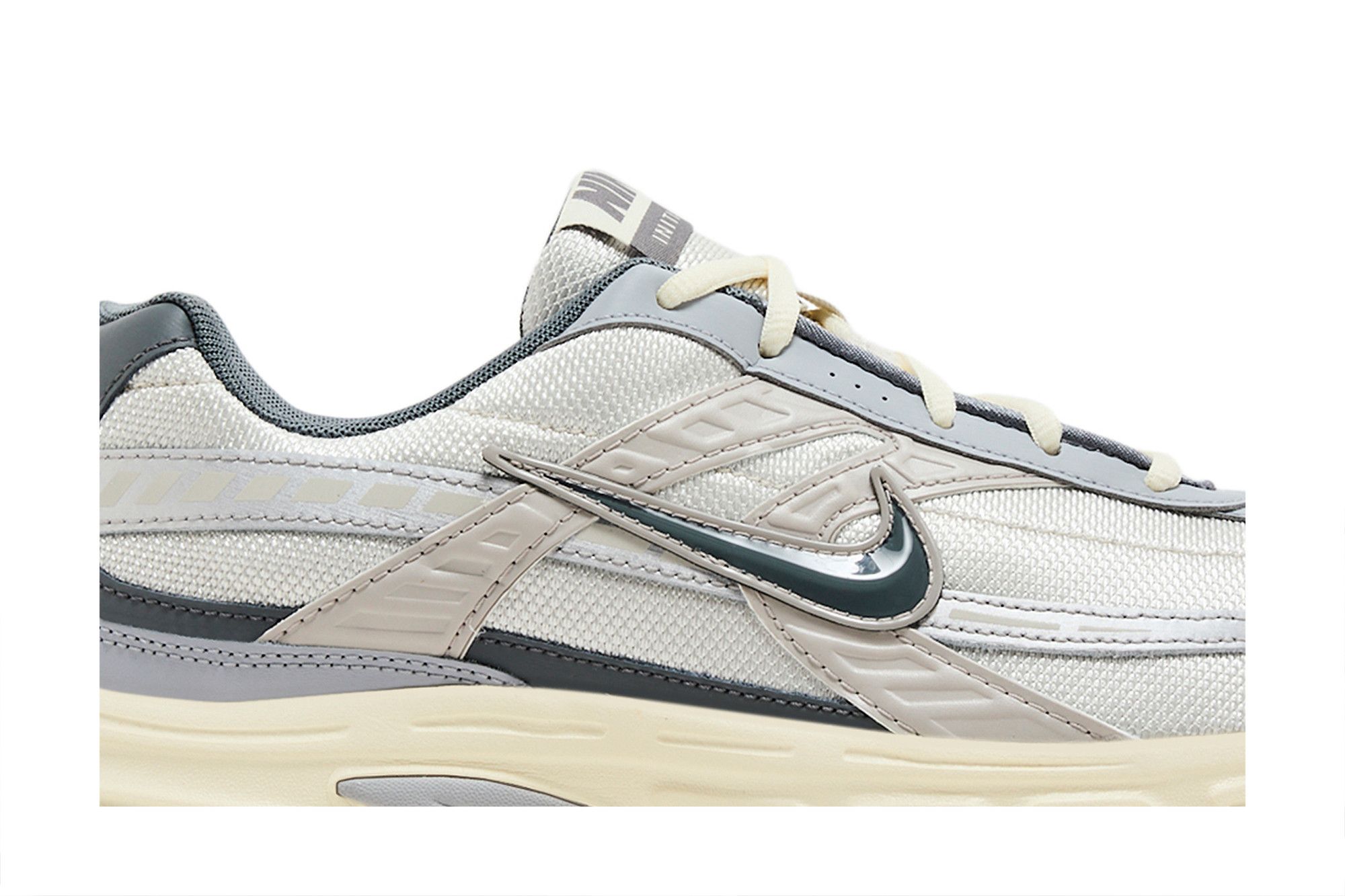 Lookbook Nike Initiator ''Light Bone Metallic Zilver'' HQ1179-001