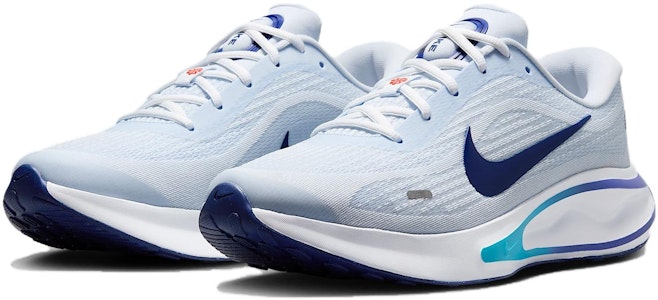 Nike Journey Run ''Kelabu Bola Sepak Aluminum'' FN0228-005 Lookbook Nike Journey Run ''Kelabu Bola Sepak Aluminum'' FN0228-005