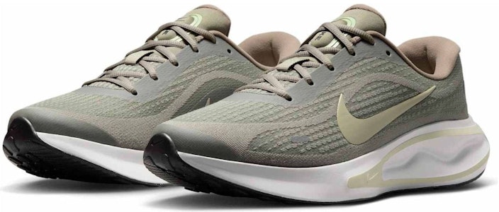 Nike Journey Run 淡橄榄军绿色黑色光粉尘雾霾绿 FN0228-301 Lookbook Nike Journey Run 淡橄榄军绿色黑色光粉尘雾霾绿 FN0228-301