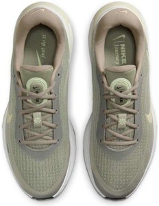 Nike Journey Run 淡橄榄军绿色黑色光粉尘雾霾绿 FN0228-301 Shop Nike Journey Run 淡橄榄军绿色黑色光粉尘雾霾绿 FN0228-301