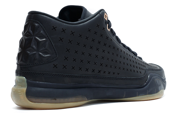 Lookbook 耐吉 Kobe 10 Mid EXT 黑色金屬金 802366-002