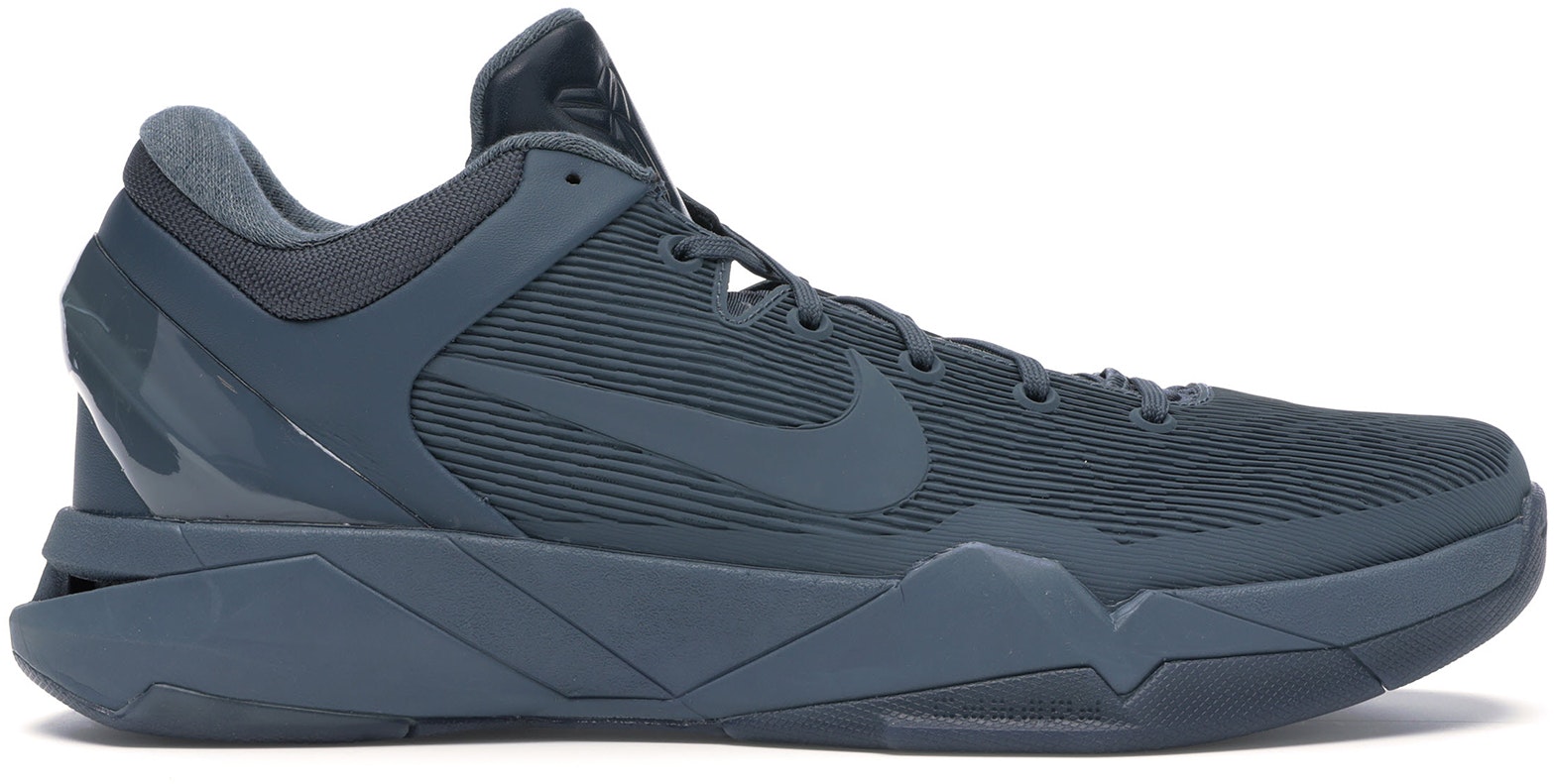 kobe-7-black-mamba-collection-fade-to-black