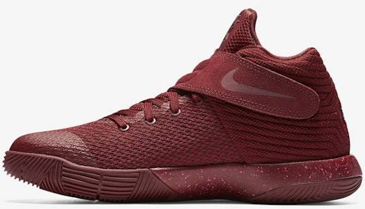 Nike Kyrie 2 'Red Velvet' Sepatu Basket Merah 819583-600 Lookbook Nike Kyrie 2 'Red Velvet' Sepatu Basket Merah 819583-600