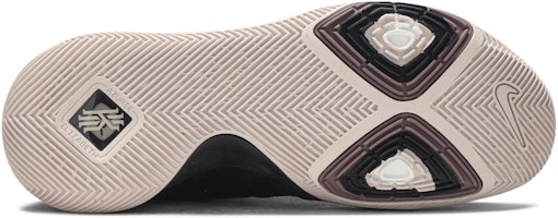 耐克Kyrie 3 黑色麂皮篮球鞋 852395-010 Shop 耐克Kyrie 3 黑色麂皮篮球鞋 852395-010