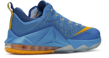 Nike LeBron 12 Low 'Entourage' Sepatu Basket 724557-484 Lookbook Nike LeBron 12 Low 'Entourage' Sepatu Basket 724557-484
