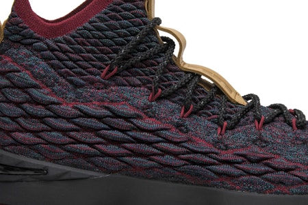 Nike LeBron 15 'New Heights' Sepatu Basket Pria 897648-300 Order Nike LeBron 15 'New Heights' Sepatu Basket Pria 897648-300