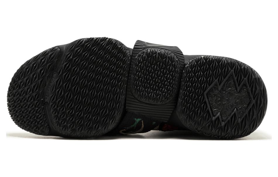 Shop レブロン15 ライフスタイル "キングス・クラウン" AO1068-001