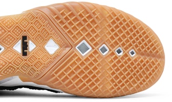 レブロン18 "ブラックホワイトガム" CQ9283-007 Purchase レブロン18 "ブラックホワイトガム" CQ9283-007