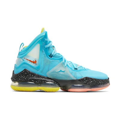 Nike LeBron 19 'Christmas'