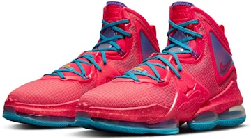 Nike LeBron 19 'Mahkota Raja' DC9340-600 Lookbook Nike LeBron 19 'Mahkota Raja' DC9340-600