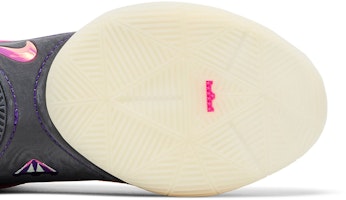 耐克詹姆斯22代“黑光” FZ1094-001 Purchase 耐克詹姆斯22代“黑光” FZ1094-001