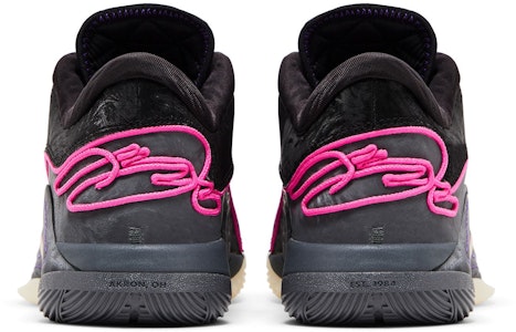 Nike LeBron 22 'Blacklight' Sepatu Basket Pria FZ1094-001 Details for Nike LeBron 22 'Blacklight' Sepatu Basket Pria FZ1094-001