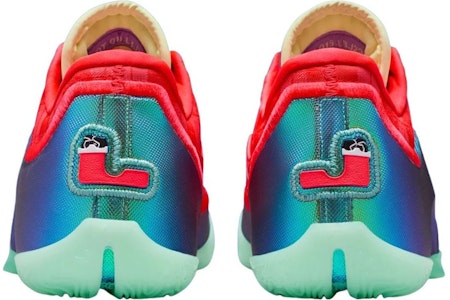 耐克 詹姆斯23代 ''圣诞袜'' IH1513-600 Shop 耐克 詹姆斯23代 ''圣诞袜'' IH1513-600