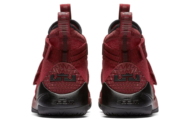 Lookbook レブロンソルジャー11 SFG バーガンディ 897646-600