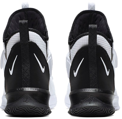 Nike LeBron Soldier 13 Essential 'Blanco Negro'. AR4228-100 Shop Nike LeBron Soldier 13 Essential 'Blanco Negro'. AR4228-100